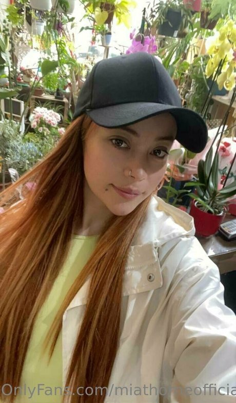 miathorneofficial naked star img