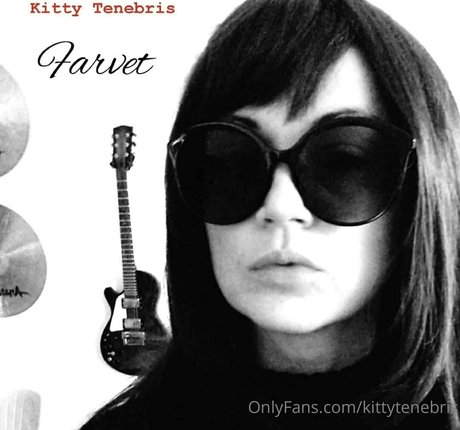 kittytenebris model naked picture