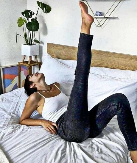 Ella Hunt star adult image