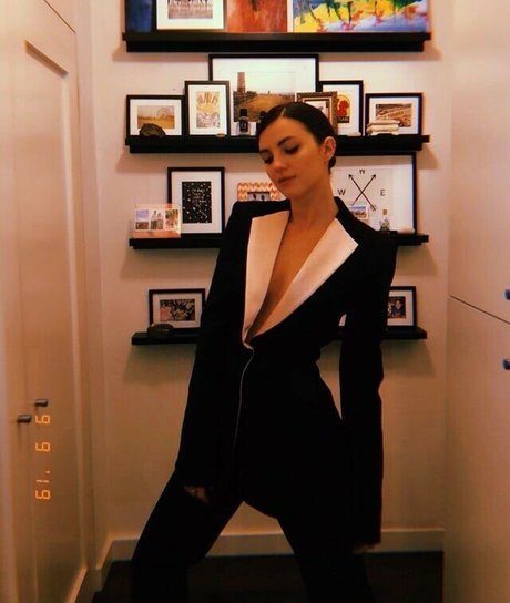 Ella Hunt sexy model pics