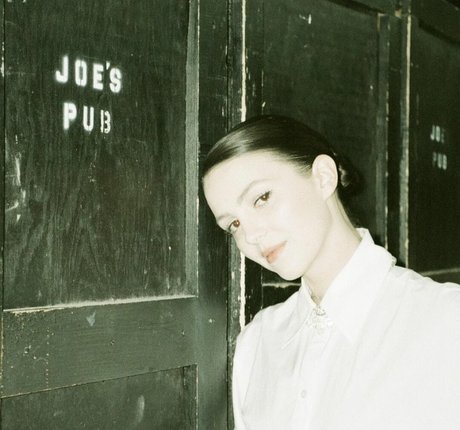 Ella Hunt erotic actress pics