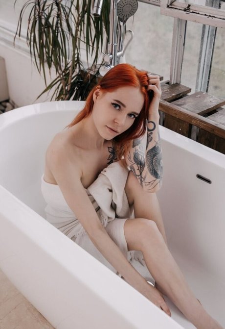 Denly nude star image