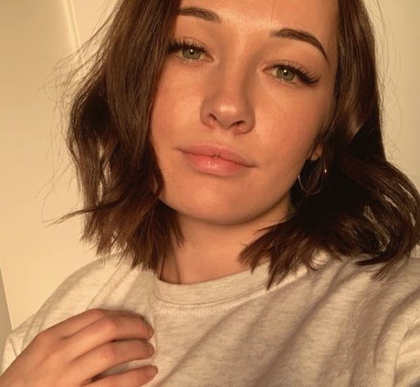 Olivia RumIey star beautiful img