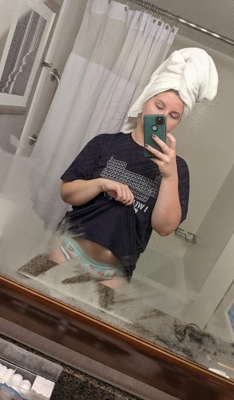 thotdogwater star nude photo