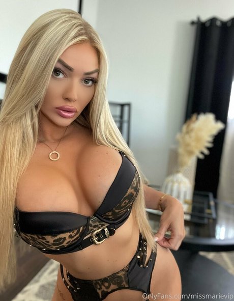 young onlyfans art naked galleries