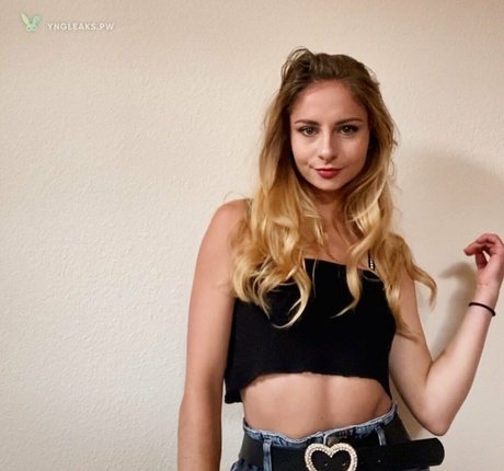 Tarah Kayne model high quality image