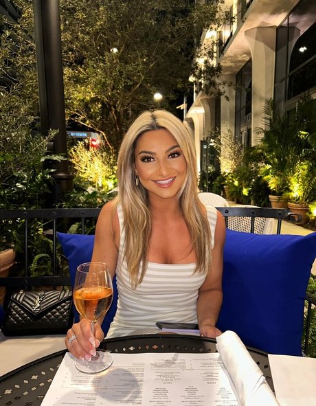 Lizzy Decologero star sexy pics