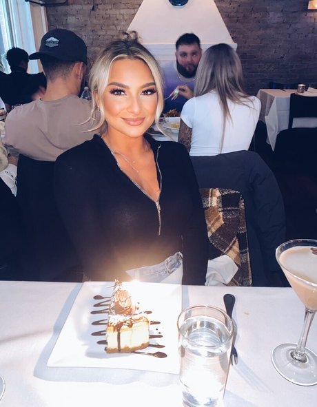 Lizzy Decologero adult model picture