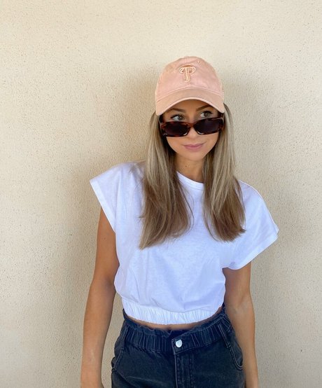 Hailey Lower model pretty images