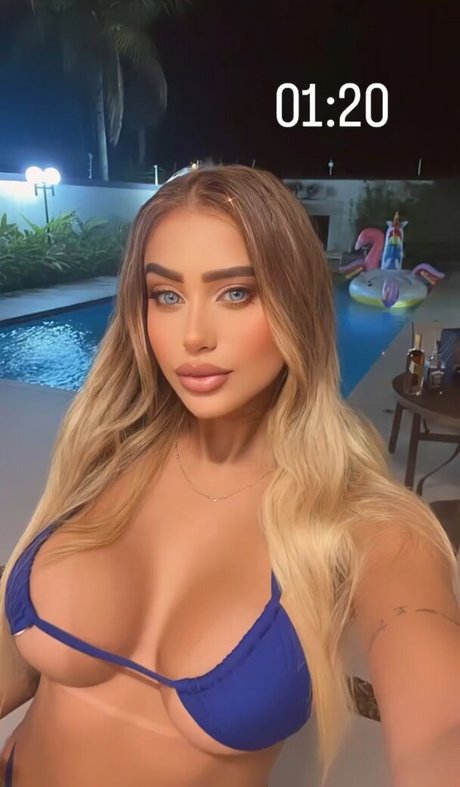 Ca Foshecato sexy model image