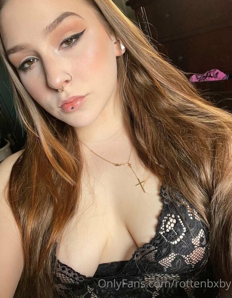 rottenbxby model hot pic