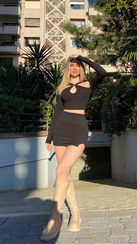 Melike Saygin pretty model images