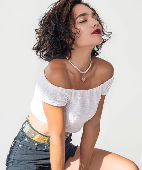 Ella Flare pornstar adult gallery