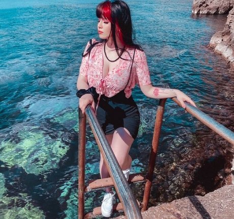 Shini Waifu pornstar adult image