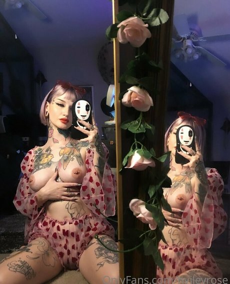 Hvileyrose model naked photos