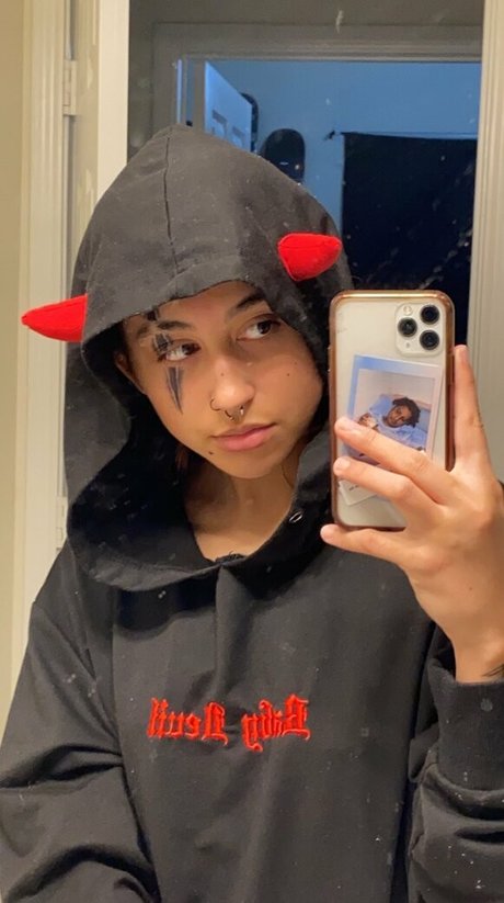 Suedmza naked star pic