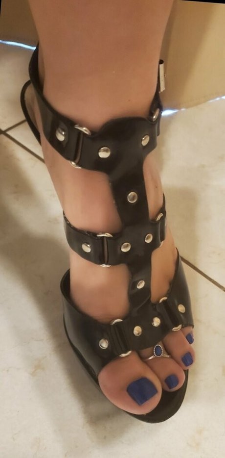 lizziesexifeet pornstar naked pictures