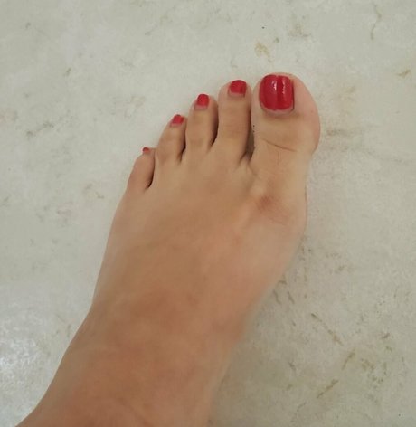 lizziesexifeet exclusive actress image