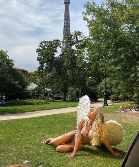 JeSuisBabi star nude picture