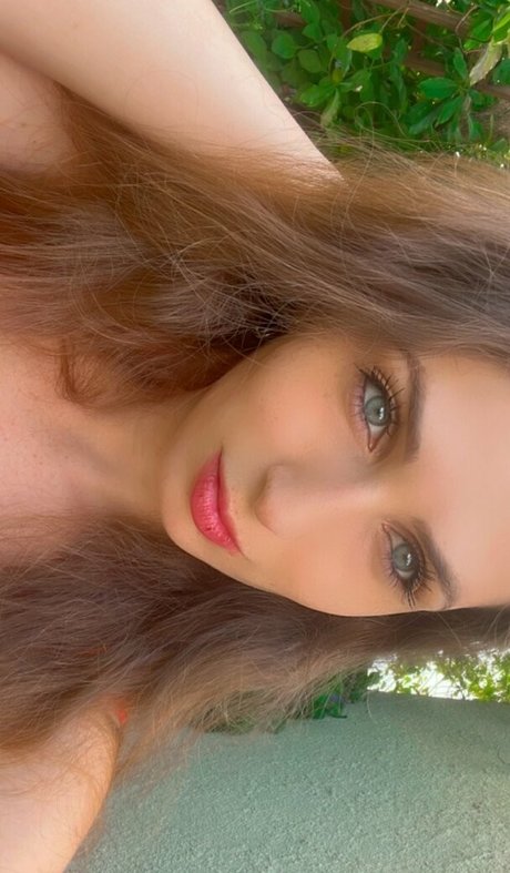 Gabi Mendes art model archive