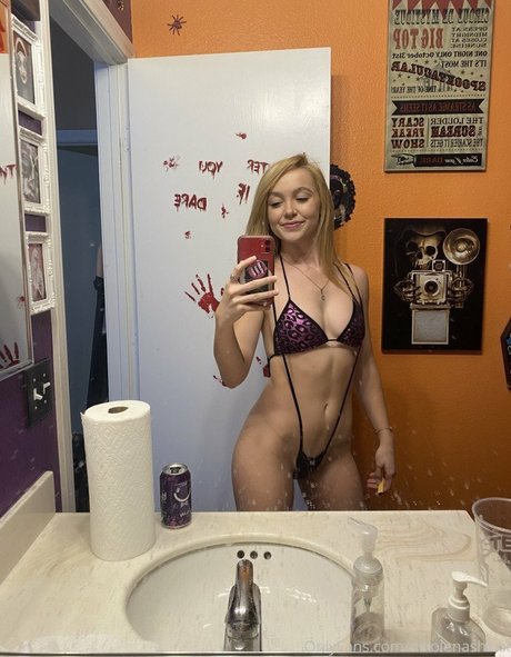 Nikole Nash art model photo