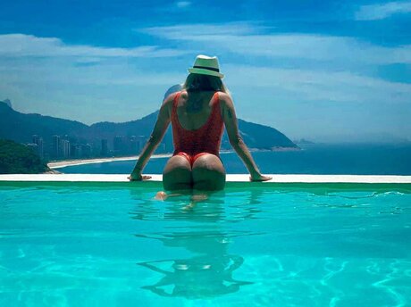 Giulia Brum naked model photos