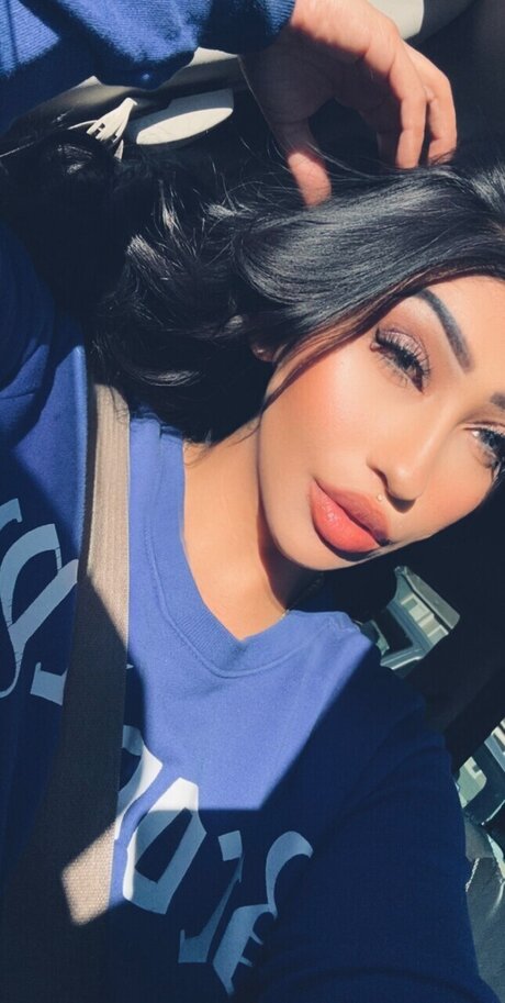 Ari Dior beautiful model pic