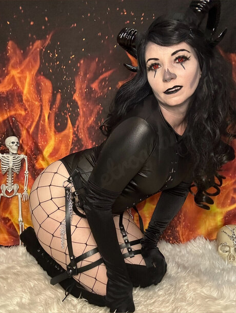 Jade Retrograde top model photos