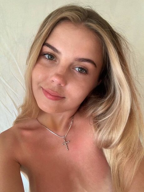 Amy Halls beautiful star pictures