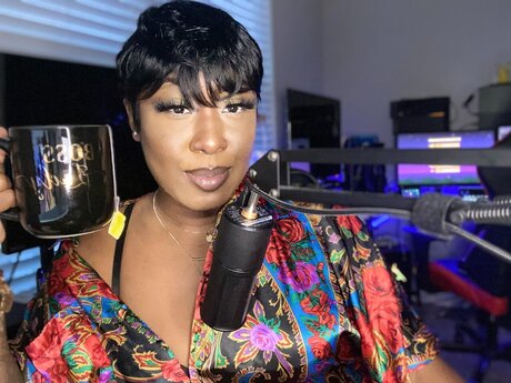 Dee The Host model hot pic