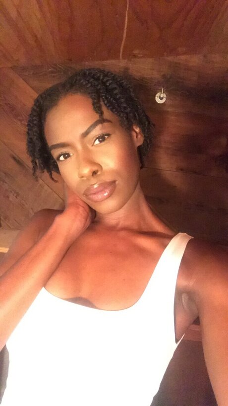 GLAMNATURENEXTDOOR model sex img