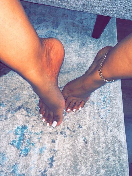 FeeTee model perfect pictures