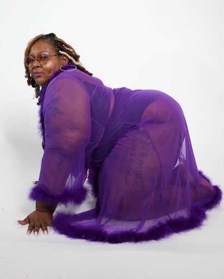 ThickGoddess hot model pic