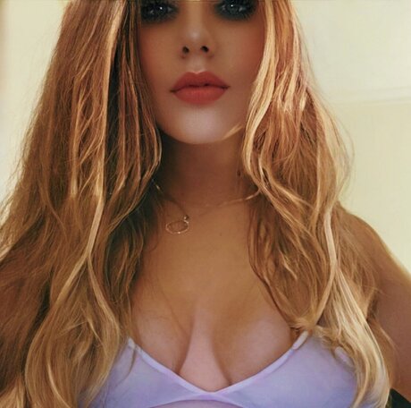 Hungry Dee hot actress pic