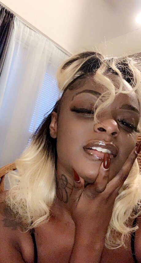 Essgucci model exclusive pic