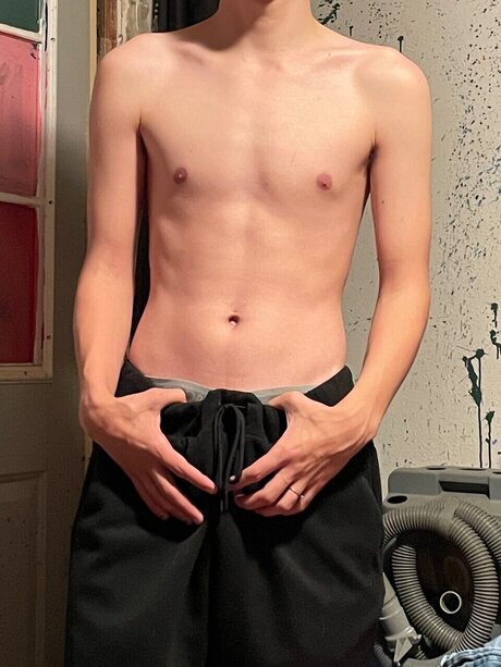 2 Broke Boys hot actress pictures