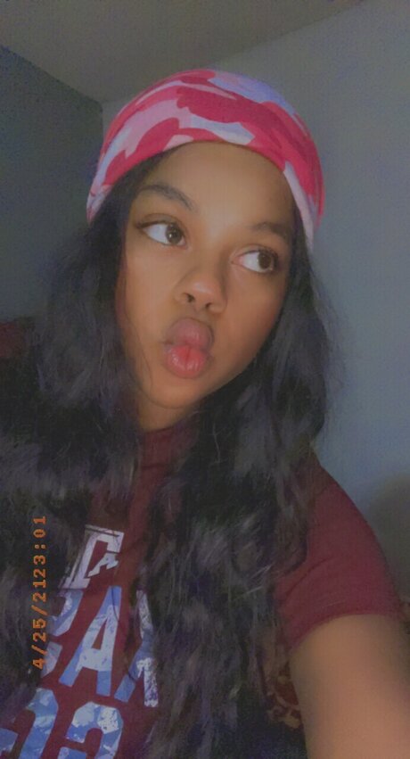 Laina Waina model nude pic