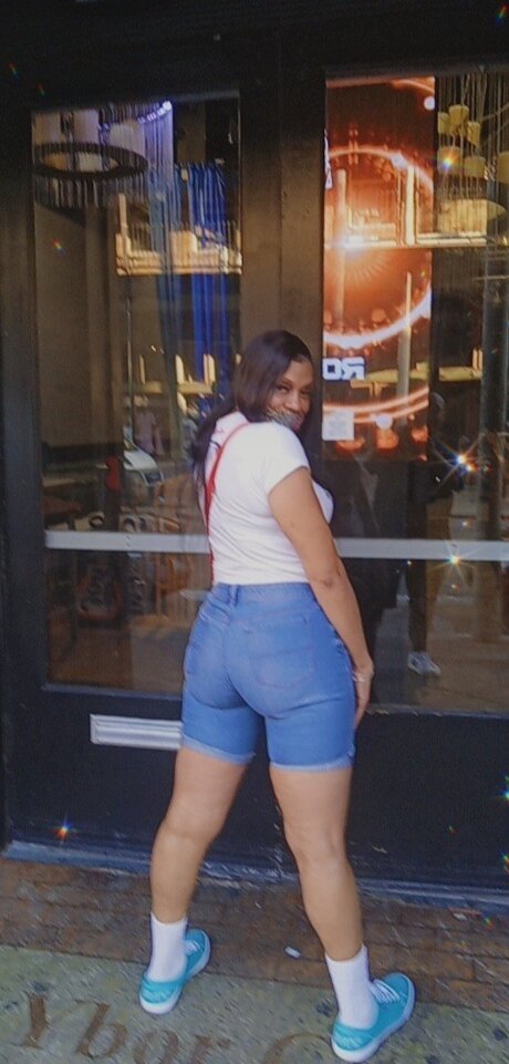 FreakyDominateFemme nude model img