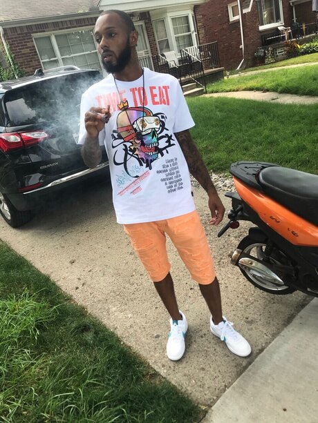 MrAimtooplease model erotic pics