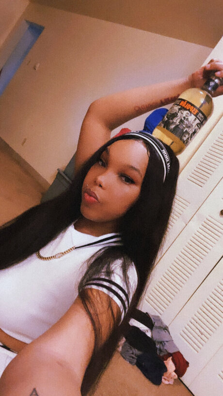 Kai ly White pretty model img