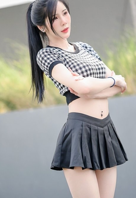 Mikipraiya erotic actress pic