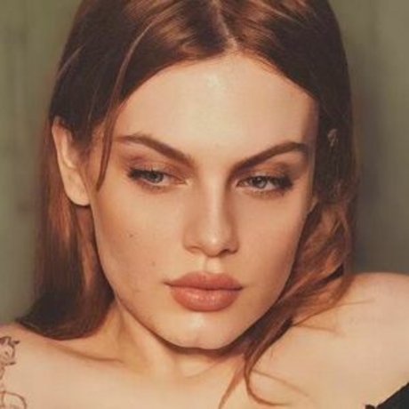 Foxy Bellyne model naked photos