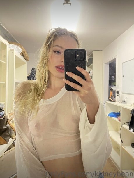 kizzyrain model naked gallery