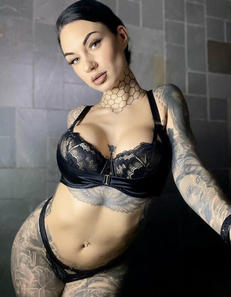 Bee Phillips model erotic img