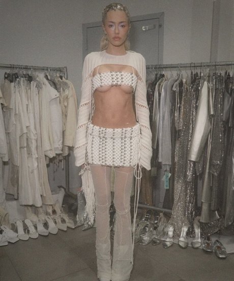 Delilah Belle Hamlin star erotic pics