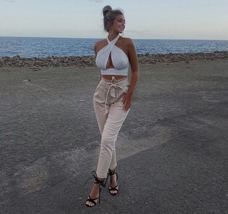 Kngemma model naked img