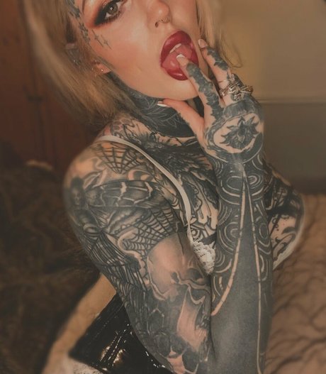 SophieWilde model free pic