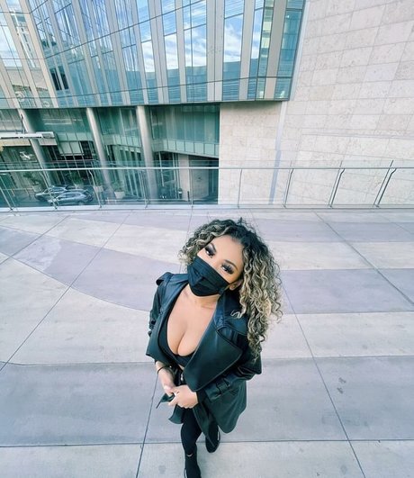 natrl pretty model pic