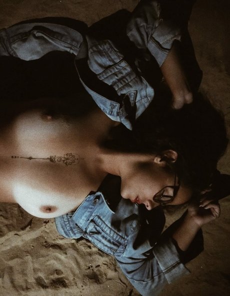 slut belo naked model image