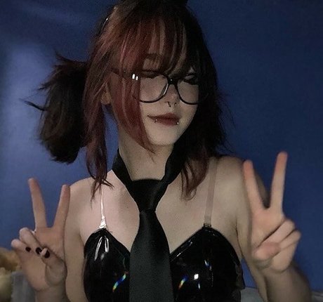 beehasleft naked model galleries